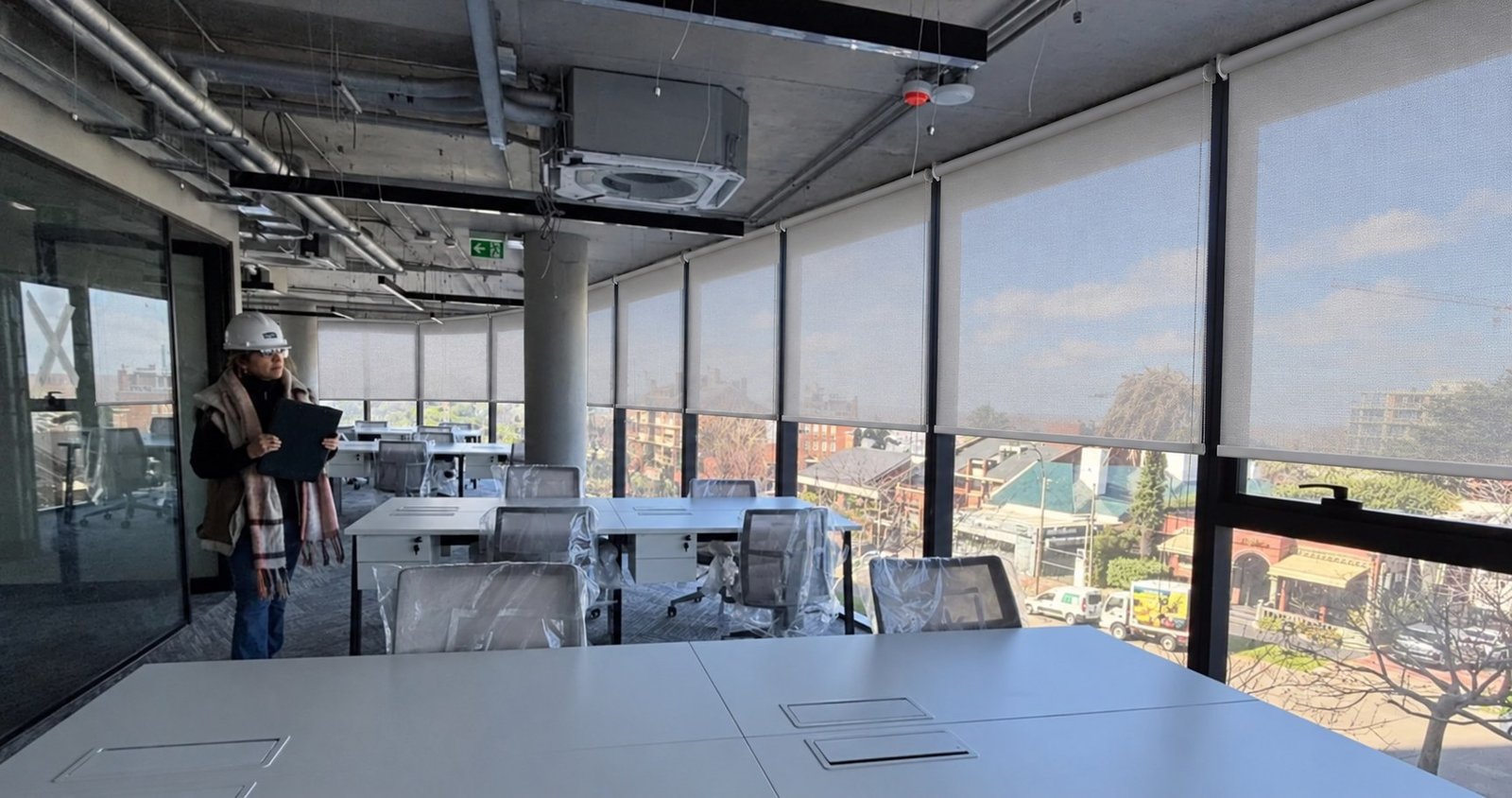 Oficinas en Cosmos Tower con cortinas roller screen