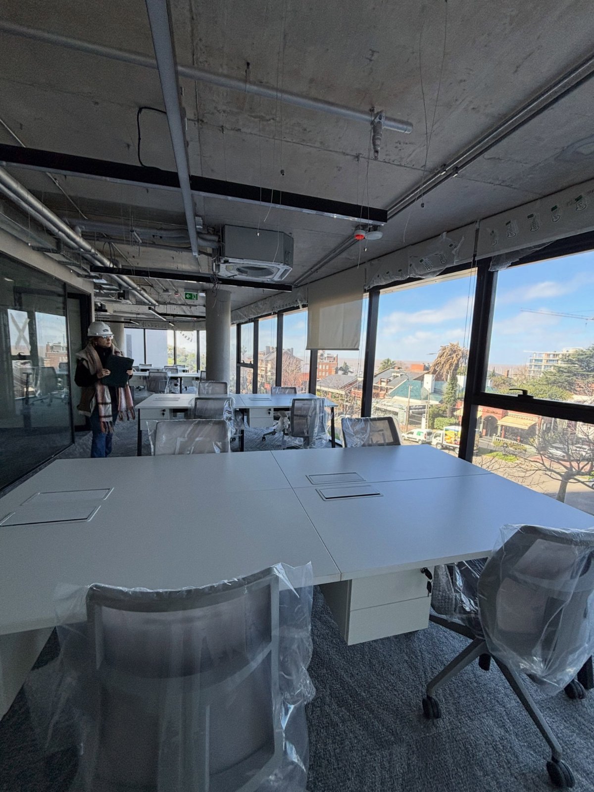 Oficinas en Cosmos Tower con cortinas roller